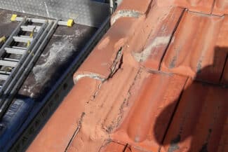 Tuile Cassée Repérée Sur Une Toiture