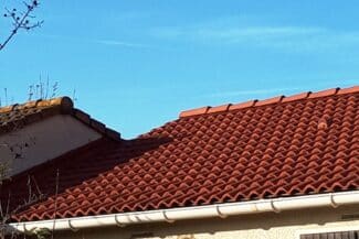 Toiture entretenue vue depuis le bas de pente à Plaisance-du-Touch