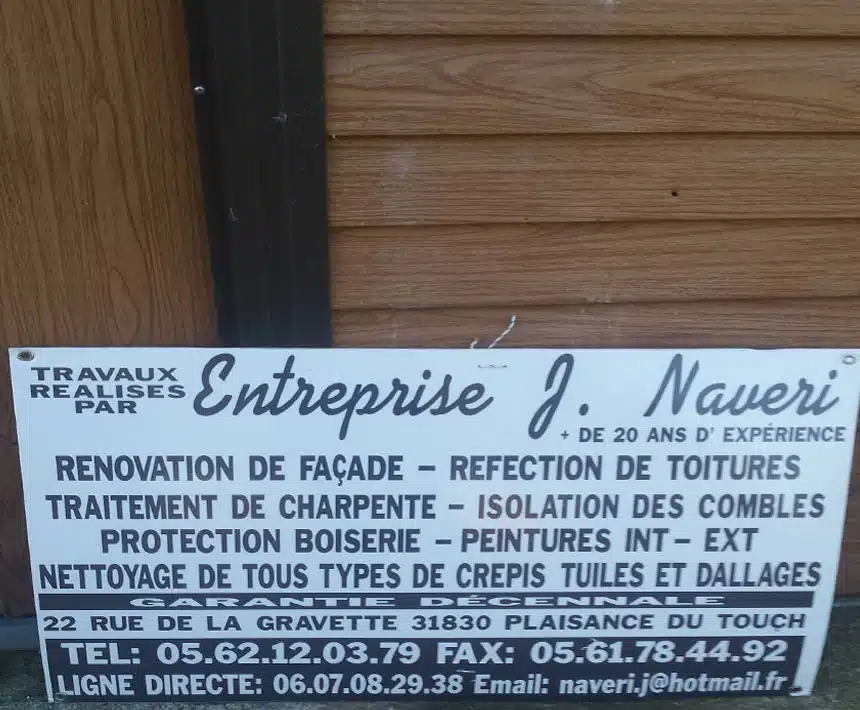 boiserie-couvreur-Naveri Panneau de chantier détaillant les travaux réalisés par l'entreprise