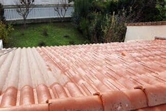 Toiture en tuiles vue depuis le jardin à Plaisance-du-Touch
