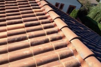 Faîtage neuf entre deux pans de toiture nettoyés