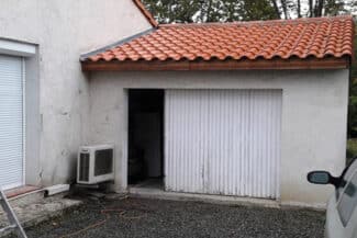 Mur clair avec porte de garage blanche après nettoyage