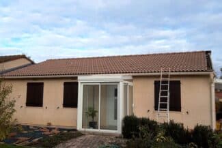 Échelle dressée pour l'entretien d'une toiture à Plaisance-du-Touch