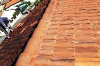 Pose des tuiles faîtières sur une toiture à Plaisance-du-Touch