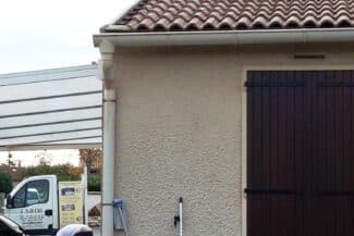 Angle de maison sous une toiture en tuiles à Plaisance-du-Touch