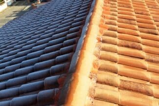 Closoir ventilé installé sous les tuiles faîtières