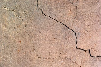 Fissure En Escalier Sur L'enduit D'un Mur Extérieur