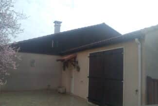 Maison Basse Avec Porte De Garage Sombre Après Travaux