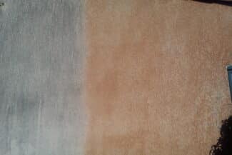 Mur enduit orangé nettoyé et traité à l'hydrofuge