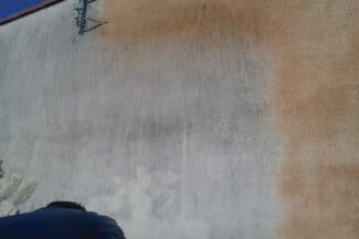 Mur Clair Sali Par Les Traces D'humidité Avant Traitement