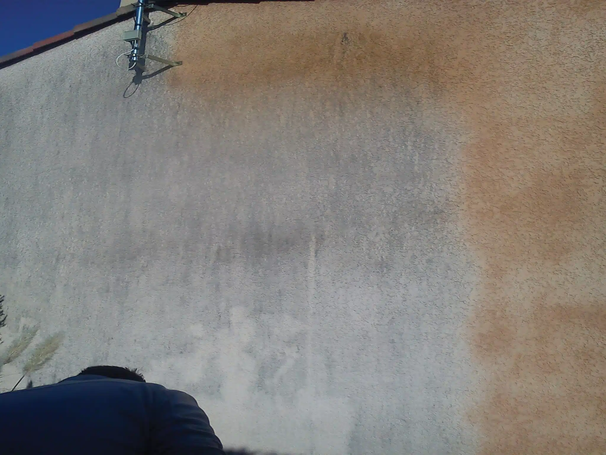 Mur clair sali par les traces d'humidité avant traitement