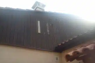 Toiture en tuiles vue en enfilade après nettoyage