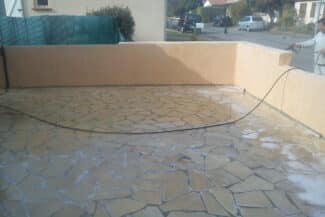 Terrasse en bois éclairci après nettoyage