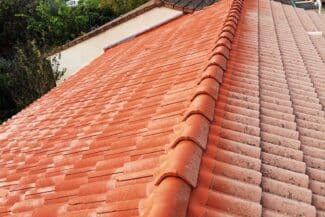 Tuiles neuves posées en remplacement sur une toiture