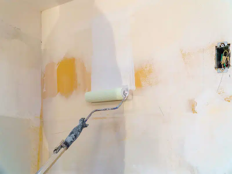 Application d'une sous-couche au rouleau sur un mur intérieur