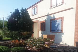 Maison Aux Volets Bleus Derrière Son Jardin Après Ravalement