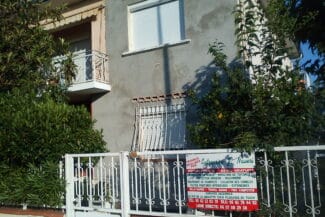 Façade Avec Balcon En Fer Forgé Avant Travaux