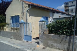 Façade en cours de nettoyage avec bâches de protection