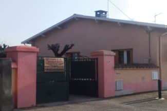 Portail Et Piliers Enduits En Rose Devant Une Maison