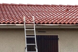 Maison et toiture après nettoyage, échelle en place