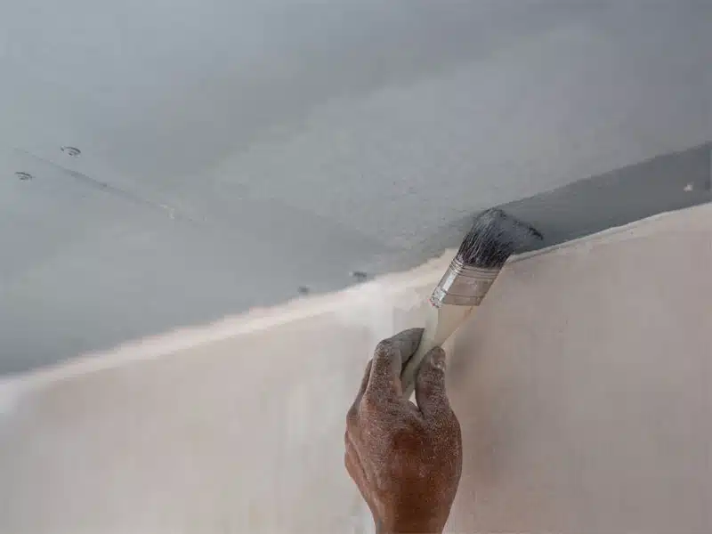 Application d'un enduit à la truelle sur un mur extérieur