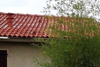 Toiture démoussée vue depuis le terrain à Plaisance-du-Touch