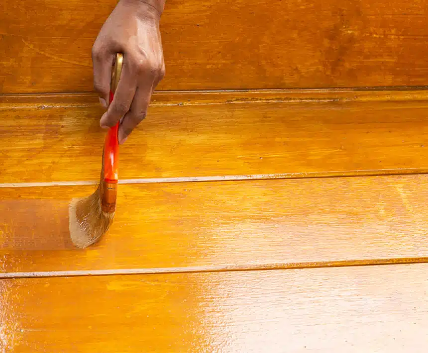 Application de vernis au pinceau sur une boiserie