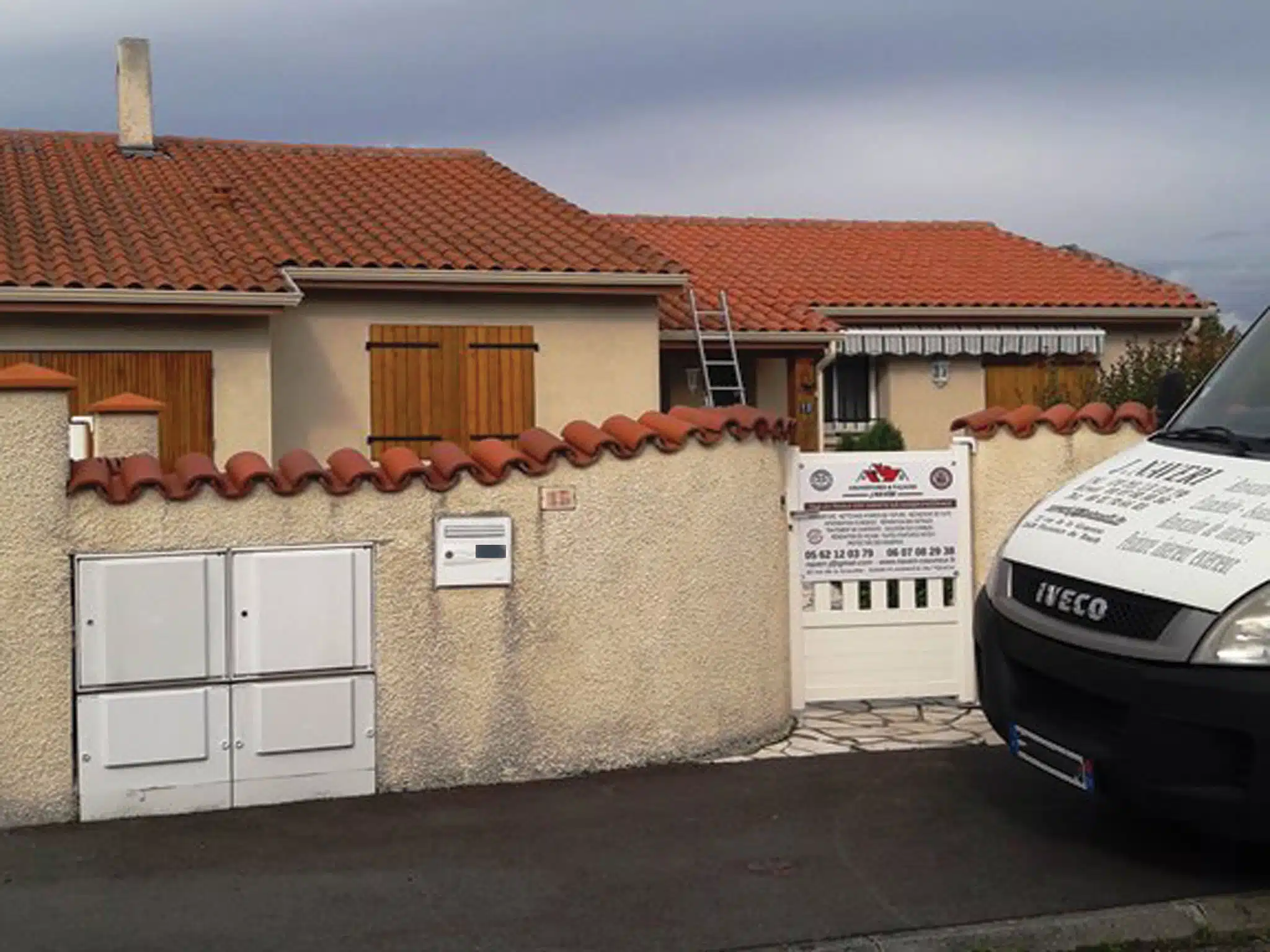 Toiture entretenue et véhicule de chantier devant la maison