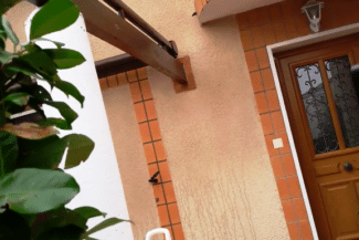 Mur extérieur nettoyé à l'angle d'une terrasse