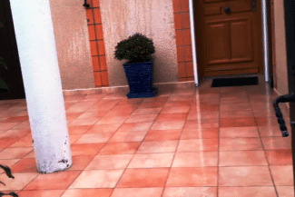 Sol carrelé d'un intérieur après nettoyage