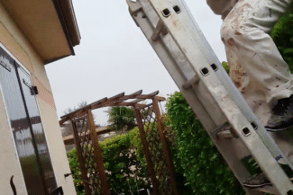 Chantier de nettoyage de toiture et de façade avec matériel