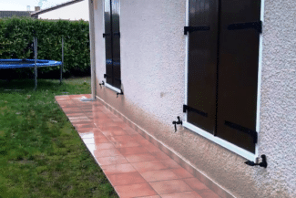 Façade arrière avec volets et terrasse après nettoyage