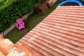 Toiture en tuiles démoussée surplombant une terrasse à Tournefeuille
