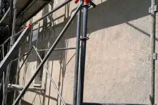 Mur en cours de ravalement derrière l'échafaudage