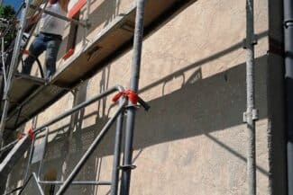 Échafaudage monté contre un mur pour le ravalement