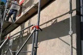 Échafaudage monté contre un mur pour le ravalement