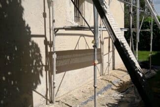 Échafaudage monté contre la façade pour le ravalement à Plaisance-du-Touch