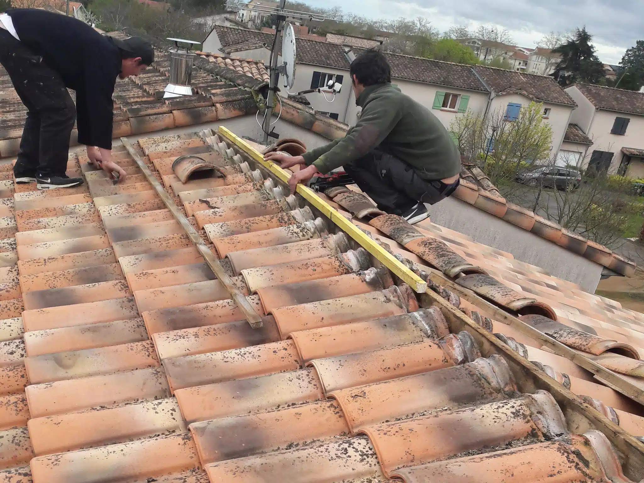 couvreur Balma-NAVERI Couvreur travaillant sur une toiture en réfection à Balma