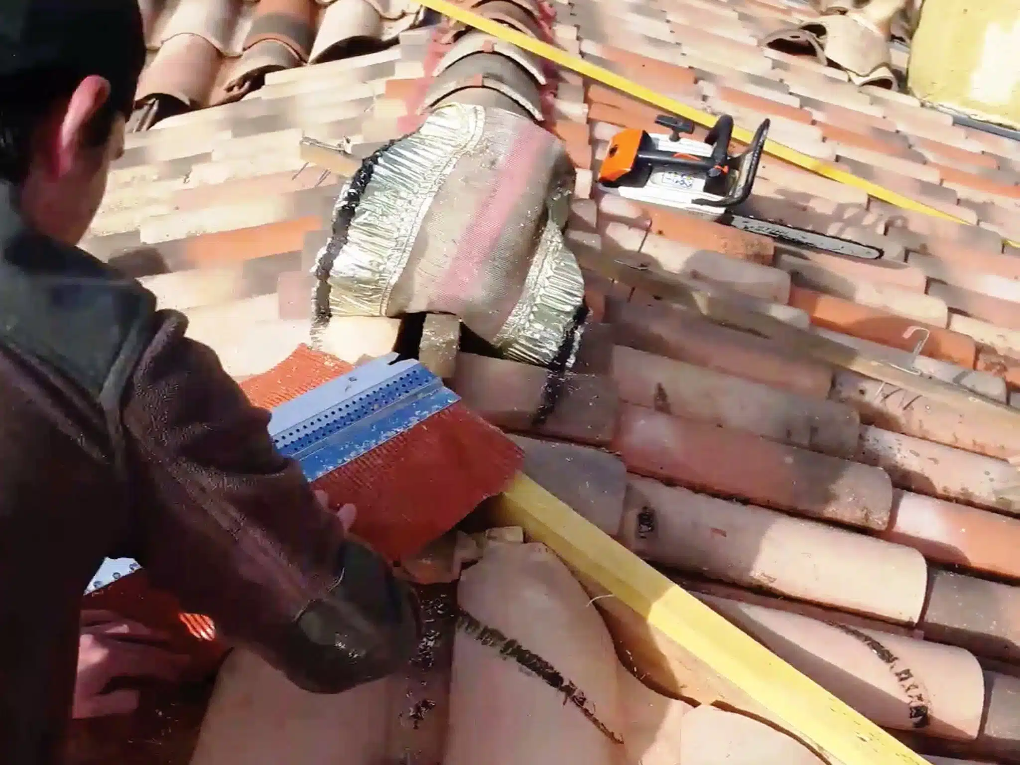 couvreur Bruguieres 31 Couvreur manipulant les tuiles sur une toiture à Bruguières