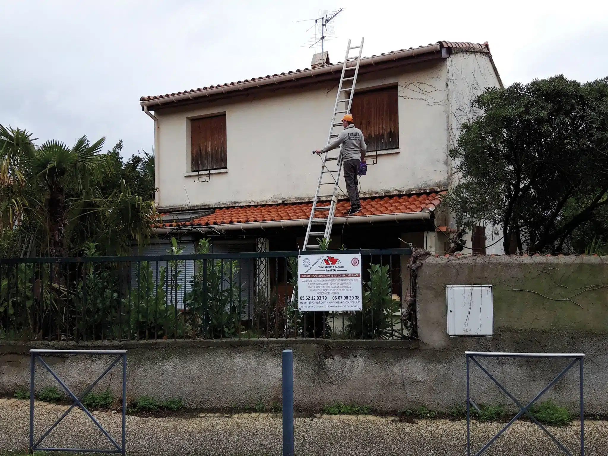 couvreur-Fonsorbes-NAVERI-31 Échelle dressée contre une maison en travaux à Fonsorbes
