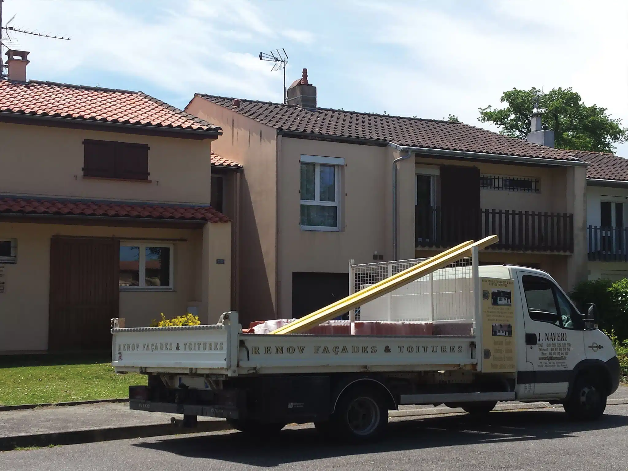 couvreur blagnac Camion de l'entreprise devant une maison à Blagnac