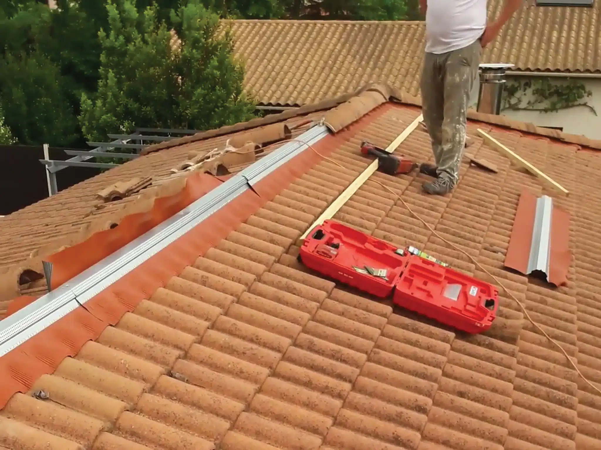 couvreur leguevin-NAVERI-31 Outils et règle posés sur une toiture en travaux à Léguevin