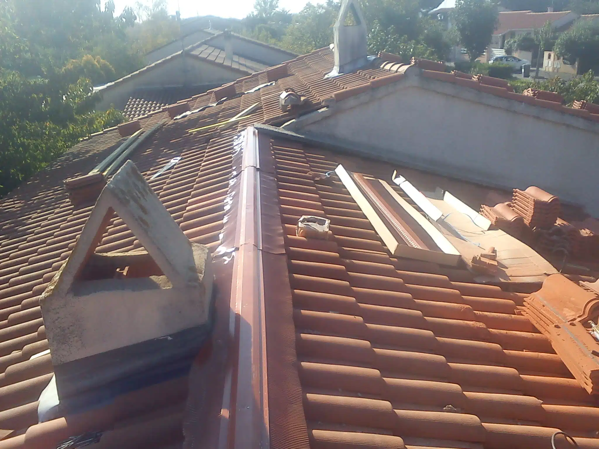 couvreur portet sur garonne Tuiles empilées sur les liteaux avant la pose