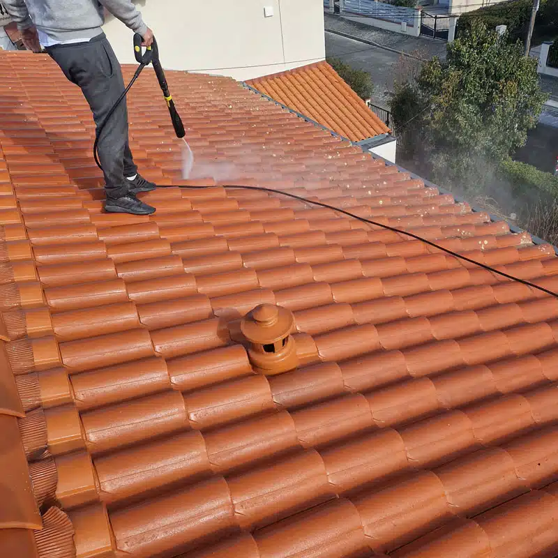 Sortie de ventilation installée sur une toiture en tuiles