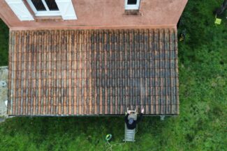 Vue aérienne d'une toiture en tuiles avant nettoyage
