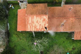 Vue aérienne d'une toiture en tuiles après nettoyage à Tournefeuille