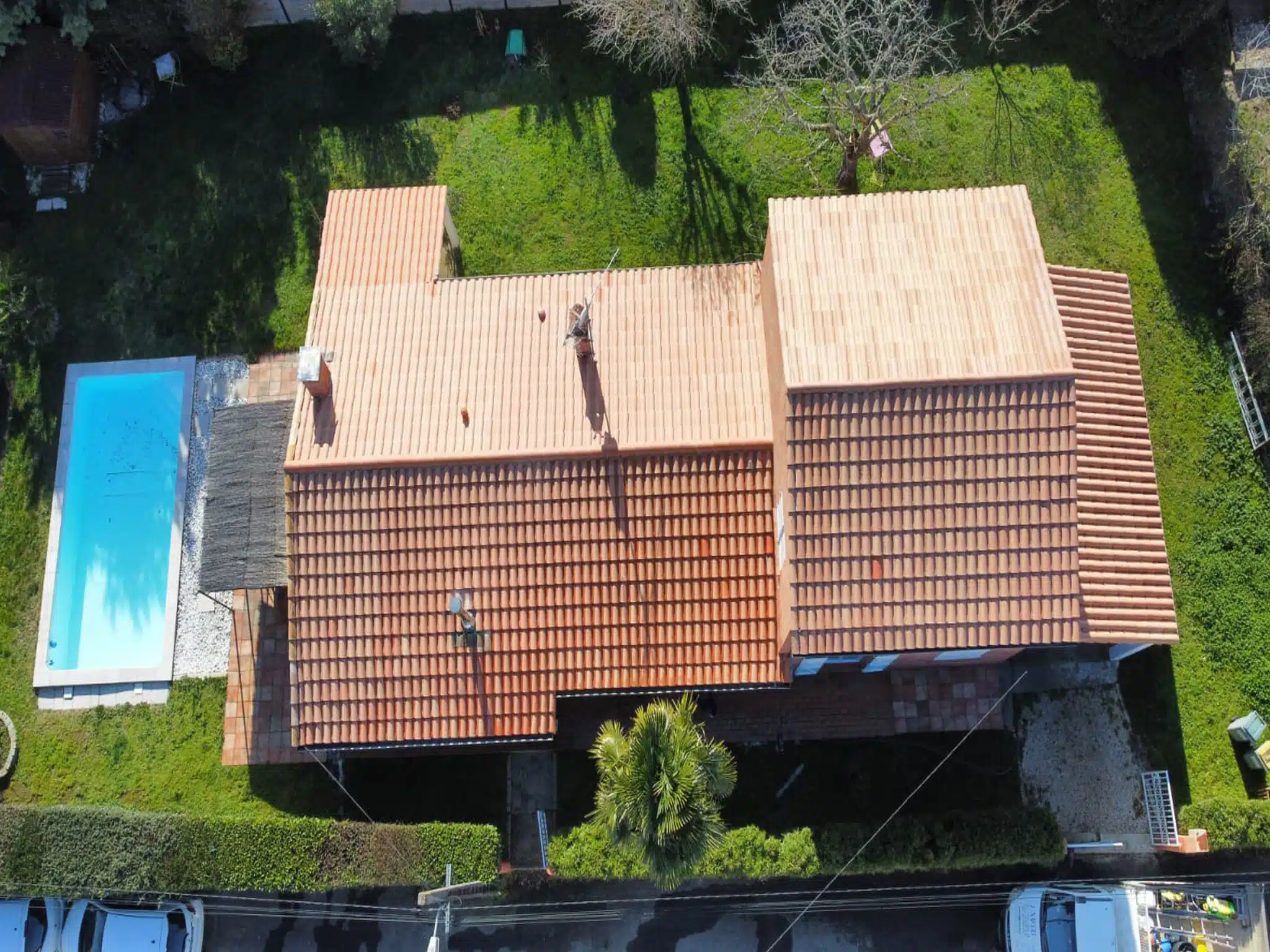 nettoyage-toiture-tournefeuille-couvreur-J-Naveri Vue aérienne d'une toiture nettoyée près d'une piscine à Tournefeuille