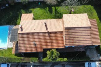 Toiture nettoyée vue du ciel à Tournefeuille avec piscine au premier plan