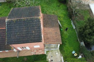 Vue aérienne d'une maison à la toiture encrassée