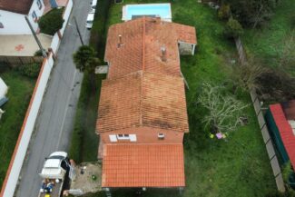 Vue aérienne d'une maison et de sa toiture traitée à Tournefeuille